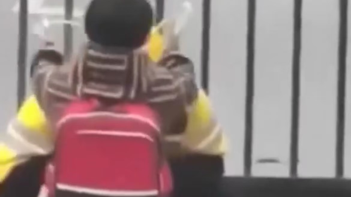 小朋友奔向外卖小哥只为了摸一摸他头上的触角