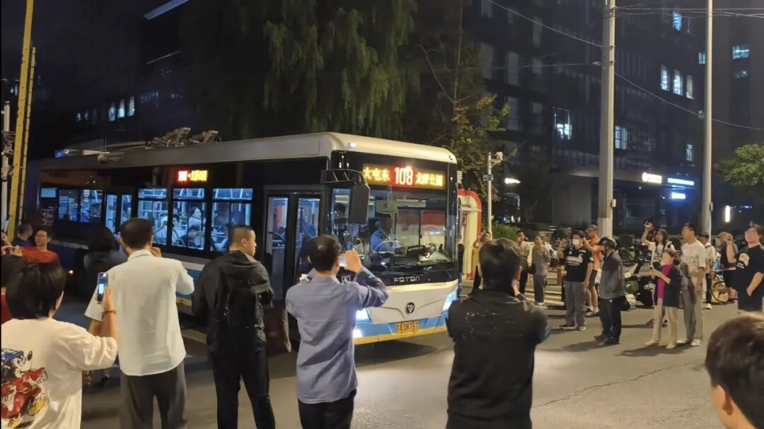 “再见了，崇文门站，我哭得一塌糊涂。”