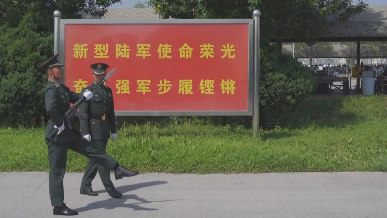 阅兵场上“刘老庄连”官兵续写英雄荣光