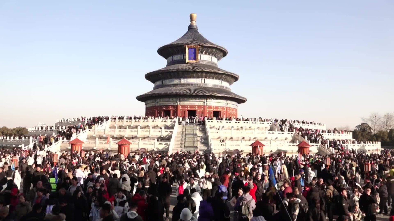 春节假期北京公园景区游客“爆棚”新春走基层揭秘有序运转 春节假期北京公园景区游客“爆棚”新春走基层揭秘有序运转