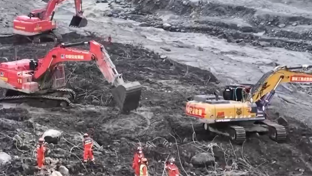 视频丨多家境外媒体赴西藏吉隆泥石流灾害救援抢险现场采访 视频丨多家境外媒体赴西藏吉隆泥石流灾害救援抢险现场采访