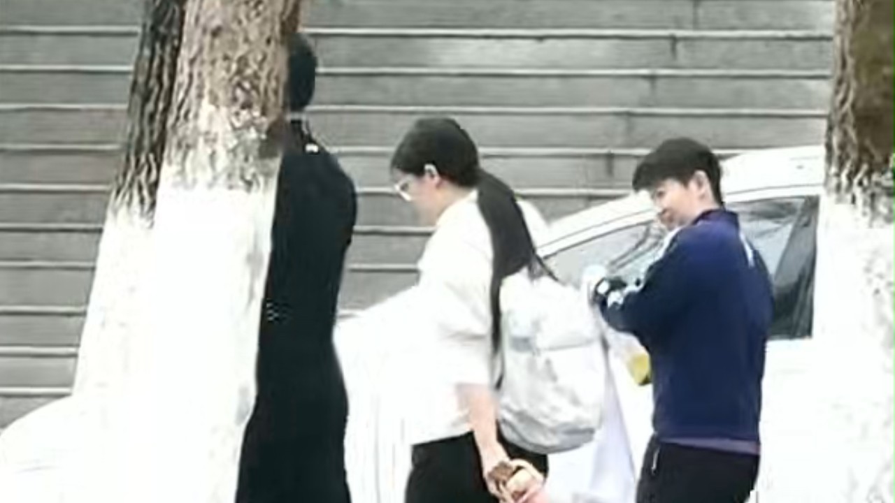 成都国乒封训 孙颖莎边与队友热聊边前往训练场 步伐轻快状态在线