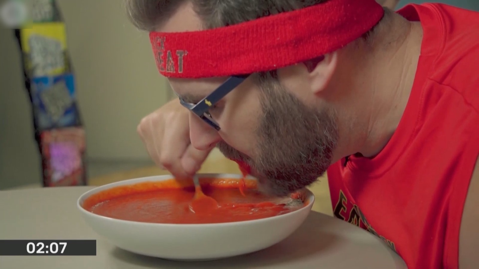 加拿大男子三分钟吞下2斤辣酱破纪录 加拿大男子三分钟吞下2斤辣酱破纪录