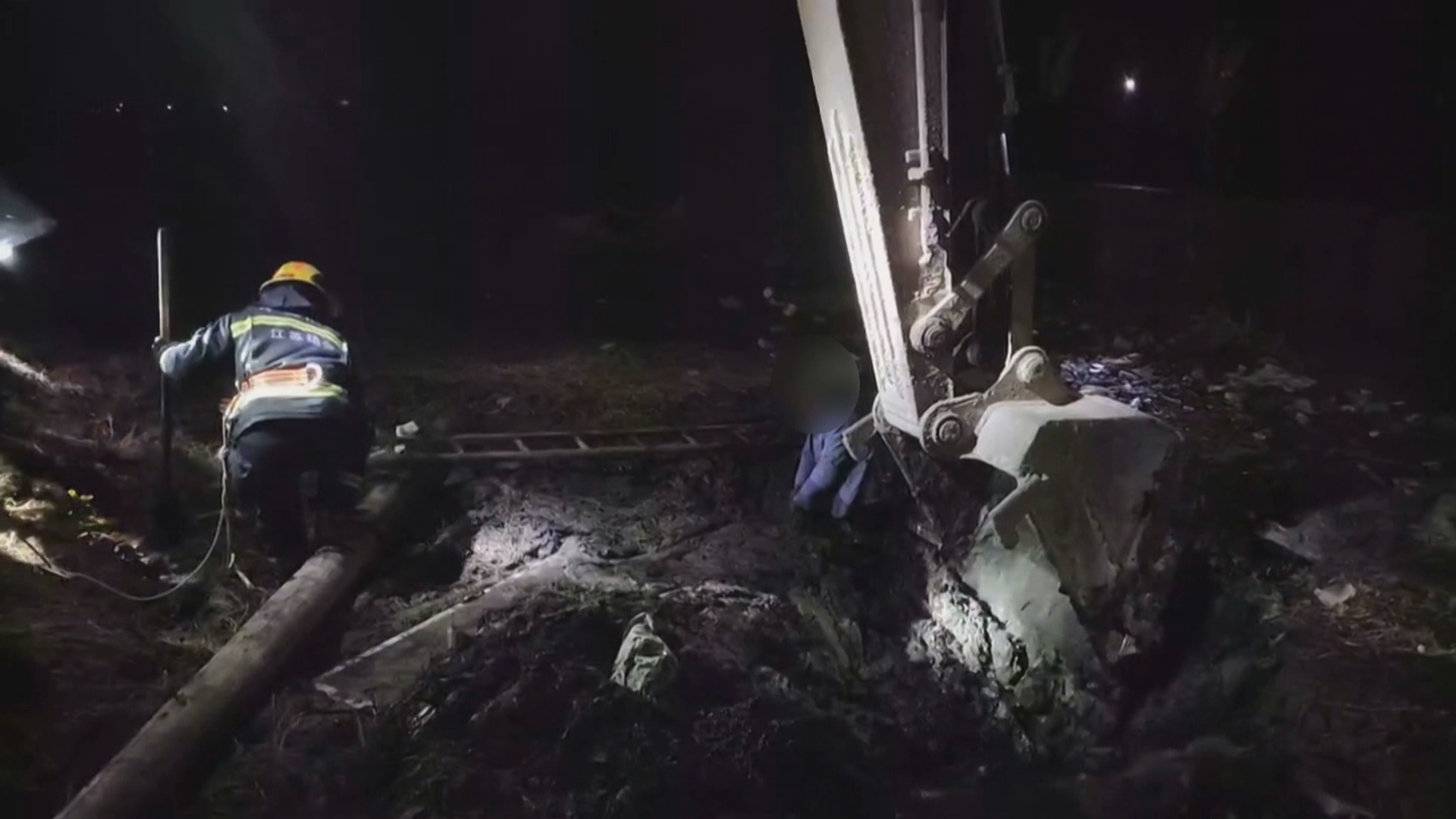 深陷泥潭“无法自拔”消防人员救援脱险 深陷泥潭“无法自拔”消防人员救援脱险