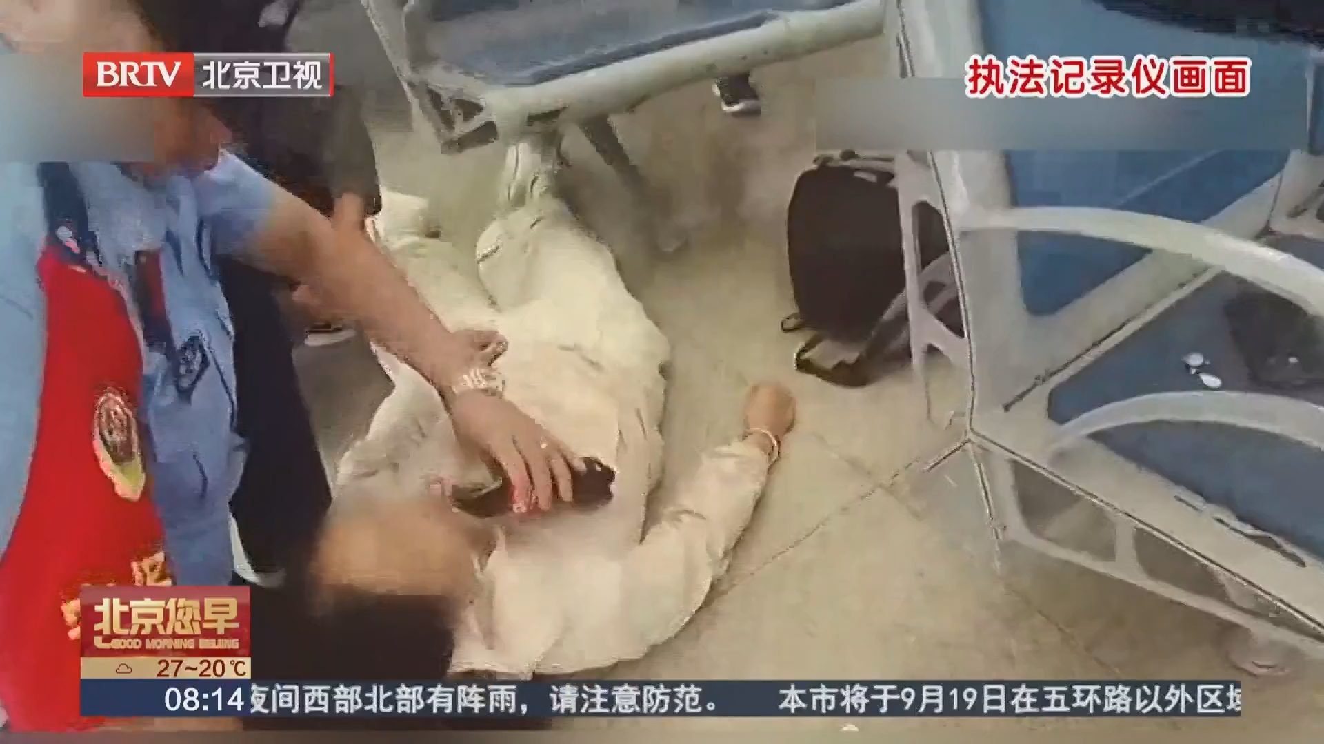 旅客候车突发低血糖 民辅警及时救助