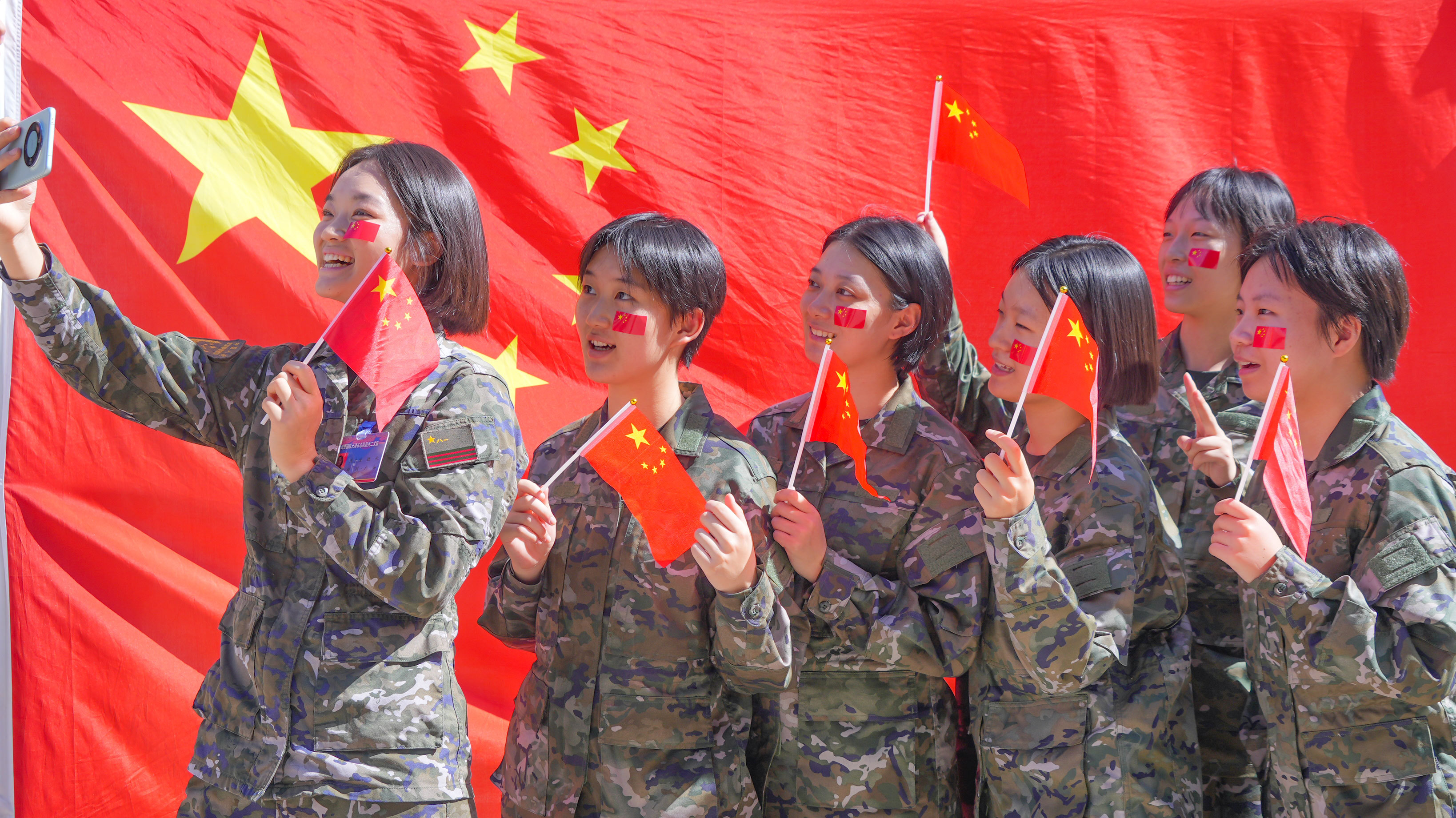 00后女兵与国旗合影,向祖国告白 00后女兵与国旗合影,向祖国告白