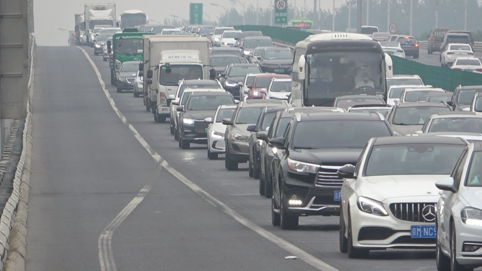 今起至7日本市将迎返京高峰 火车站、机场周边交通压力大 请绿色出行 今起至7日本市将迎返京高峰 火车站、机场周边交通压力大 请绿色出行