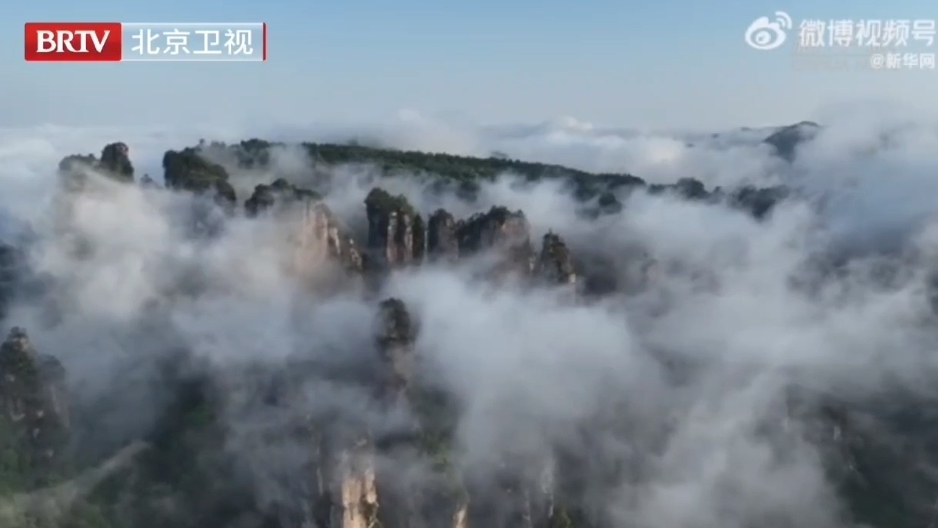 张家界云海翻腾无比震撼 张家界云海翻腾无比震撼