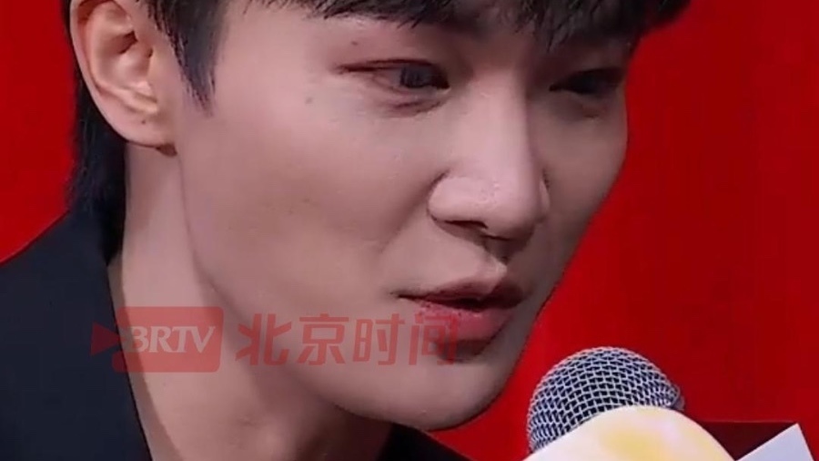 周深亮相2026电视剧品质盛典红毯，现场送上暖心祝福