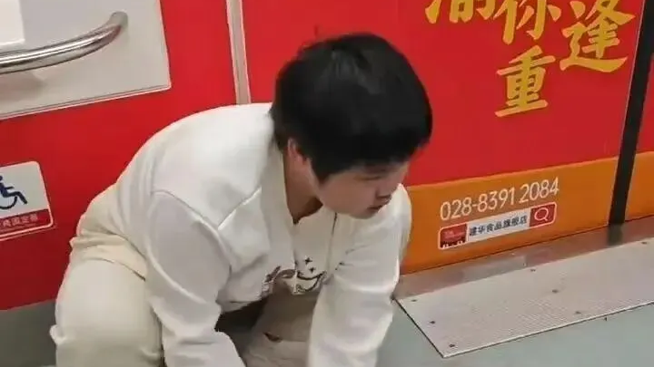 重庆地铁上擦血的女孩，正等待抢救