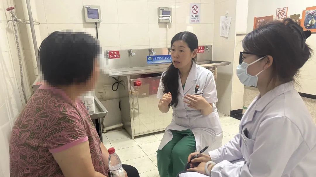 党旗在基层一线高高飘扬丨安置点里的“心灵守护”者