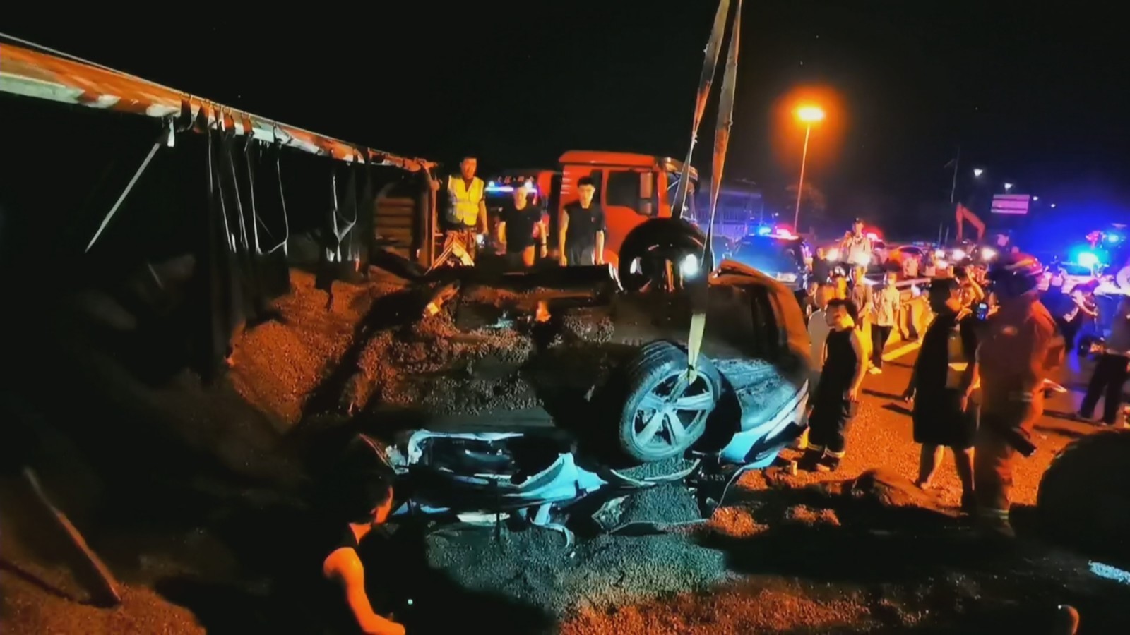 百吨砂石半挂车侧翻掩埋小轿车 密云消防紧急救援 百吨砂石半挂车侧翻掩埋小轿车 密云消防紧急救援