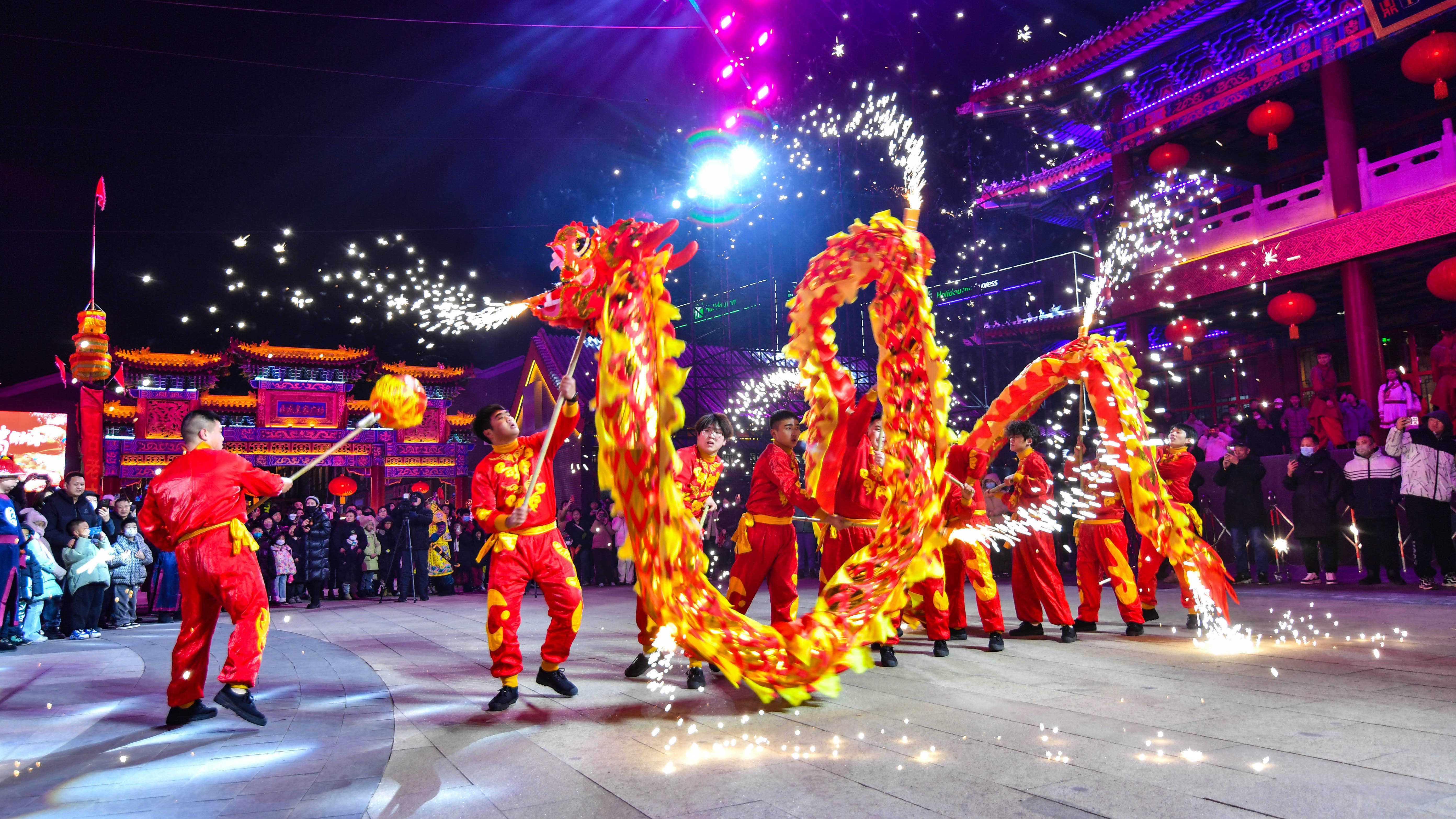 河北承德：第十届鼎盛皇家灯会璀璨启幕