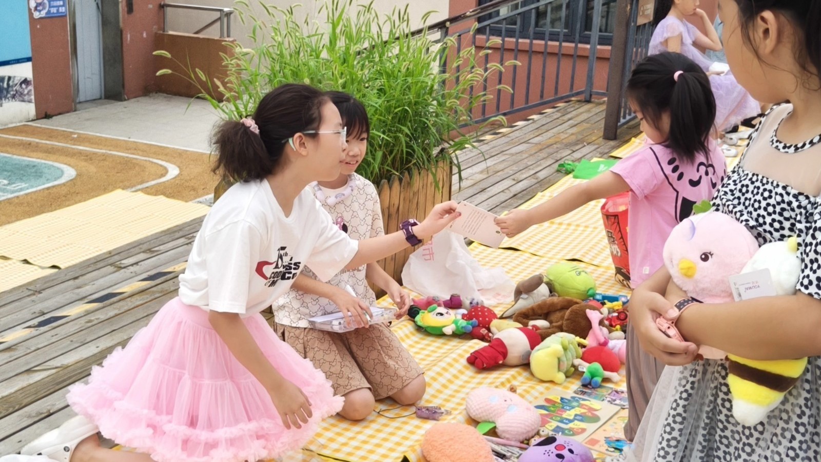 好物遇“新生” 石景山鲁谷街道六合园南社区举办萌娃跳蚤市场活动 好物遇“新生” 石景山鲁谷街道六合园南社区举办萌娃跳蚤市场活动