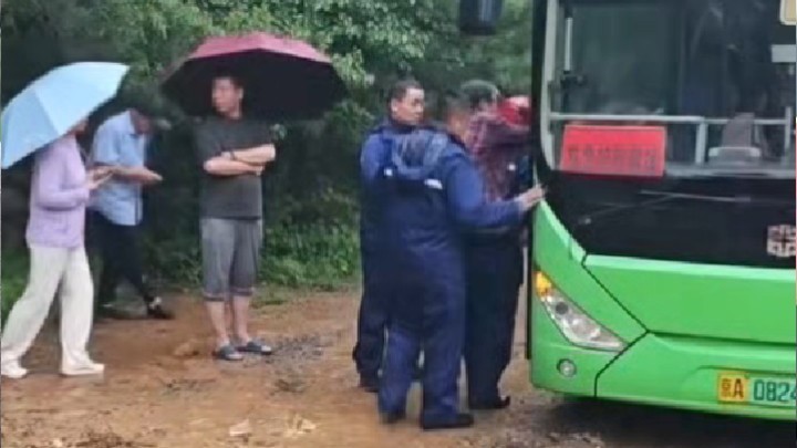 密云区组织40辆公交车转运受灾群众