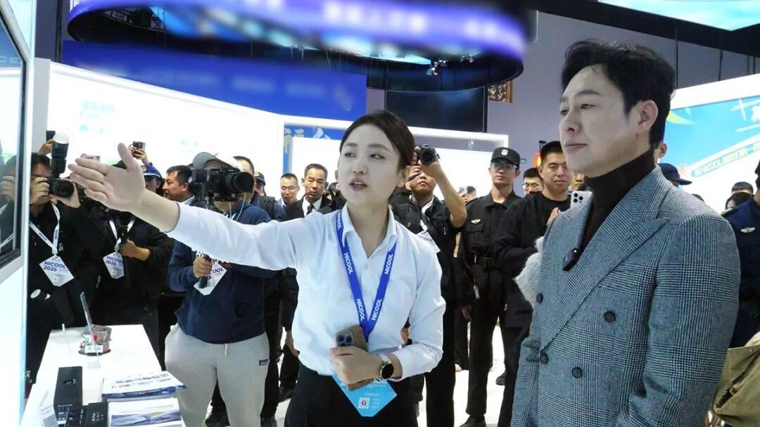 张颂文打卡HICOOL 2025全球创业者峰会,现场气氛—— 张颂文打卡HICOOL 2025全球创业者峰会,现场气氛——