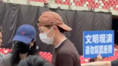 马龙现身鸟巢看蔡依林演唱会