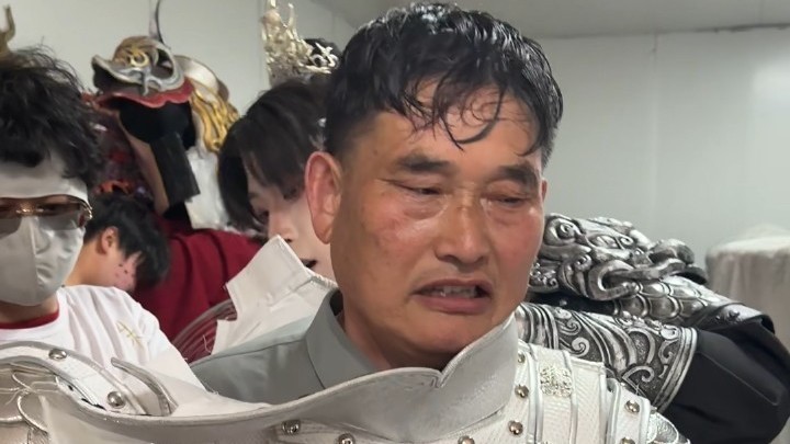 朱之文身披战甲化身“南天门大将军”，下场后浑身湿透仍不忘初心