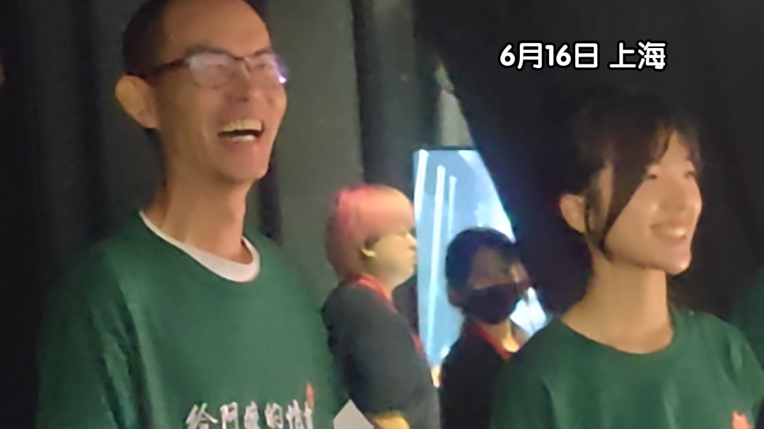 《给阿嬷的情书》剧组亮相抖音电影奇遇夜 全员统一穿影片宣传服登场 《给阿嬷的情书》剧组亮相抖音电影奇遇夜 全员统一穿影片宣传服登场