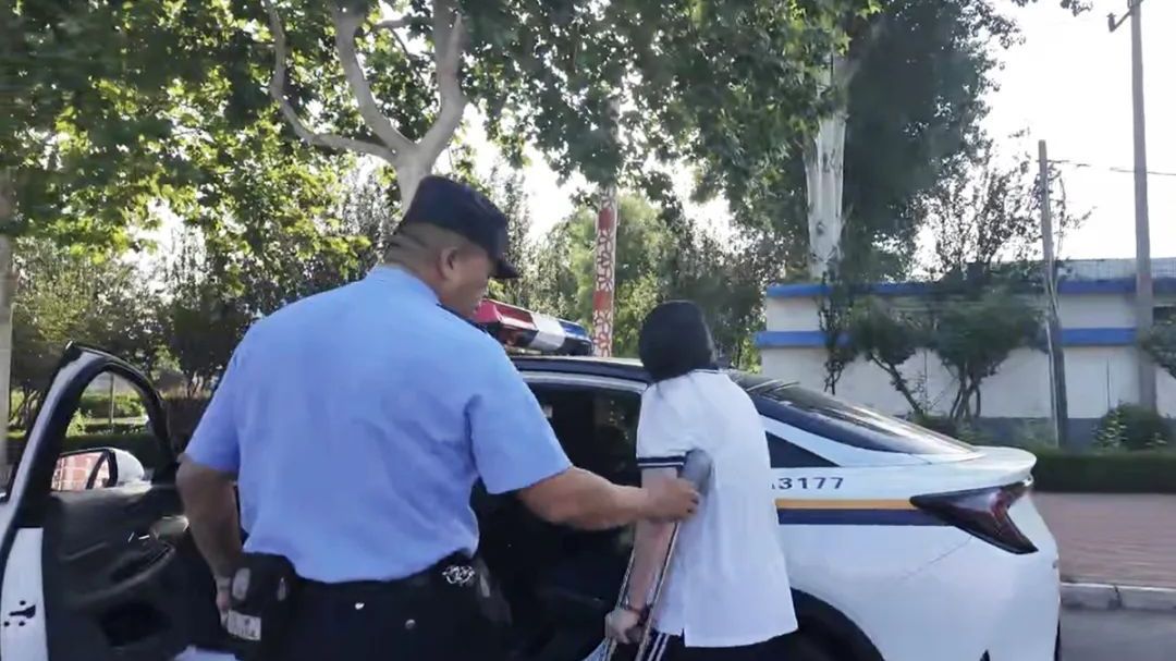 考生考前崴脚，民警暖心护送