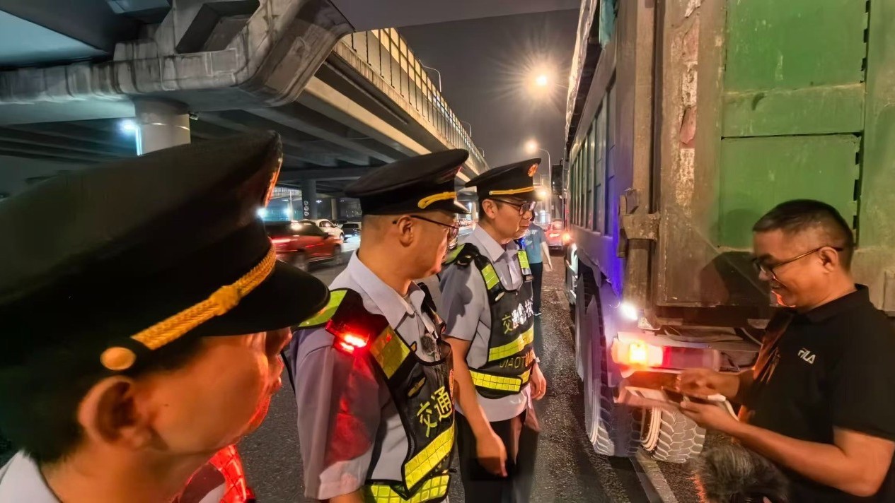 “两端一线”严管控 道路遗撒零容忍 全市性道路遗撒集中夜查行动启动