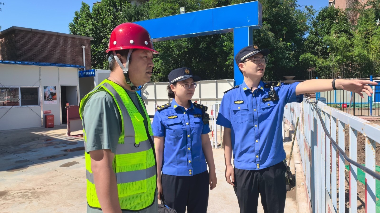 烈日下的城市守护者：海淀城管高温坚守