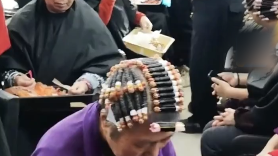 春节将至 东北大姨们集体烫头 “九点多就烫了29个头” 春节将至 东北大姨们集体烫头 “九点多就烫了29个头”