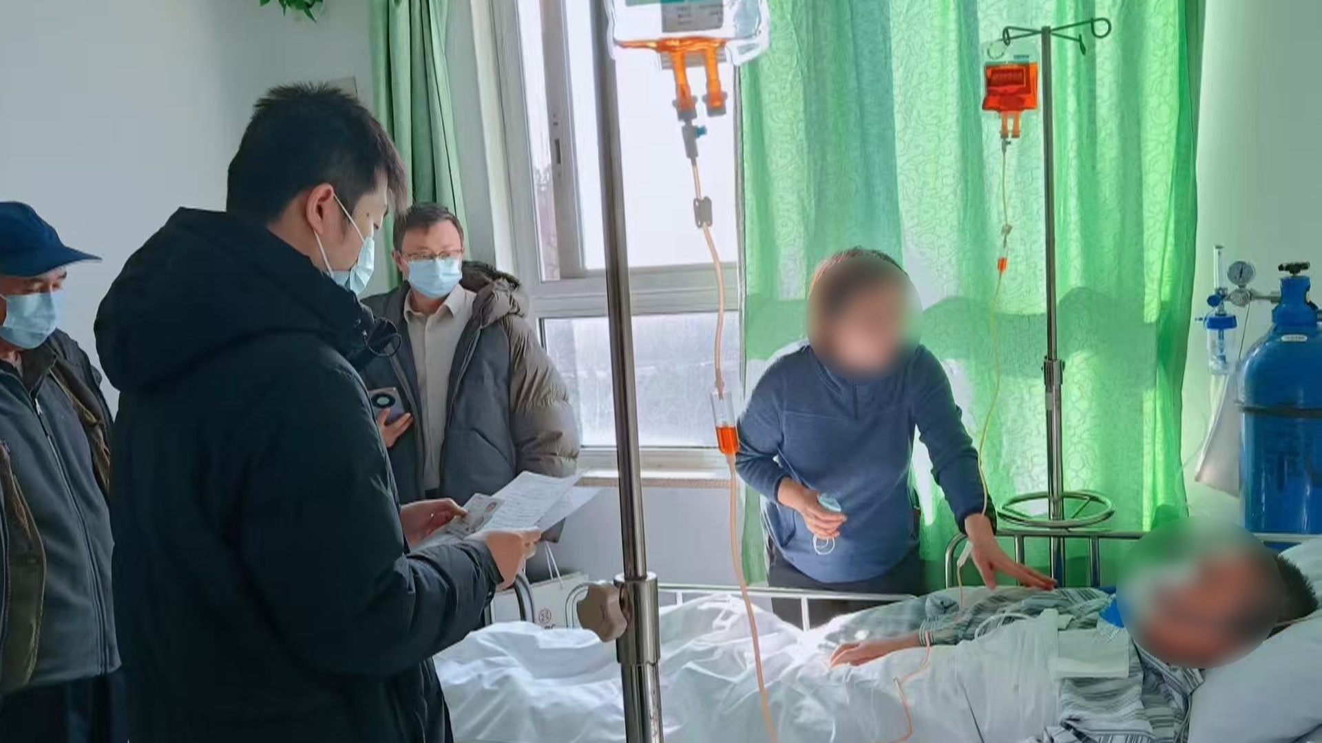 独居住院老人无法取出救命钱 评论：12345打通银行“堵点”