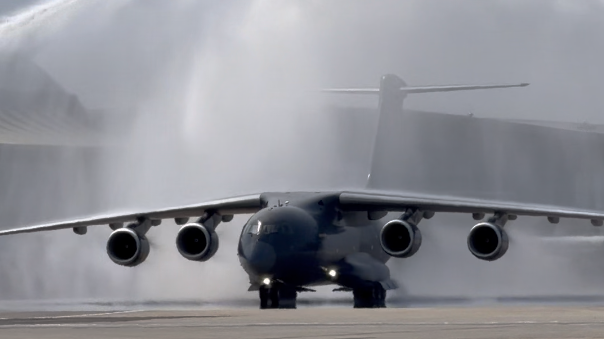 第13批在韩志愿军烈士遗骸归国!“过水门”迎接志愿军烈士回家 第13批在韩志愿军烈士遗骸归国!“过水门”迎接志愿军烈士回家