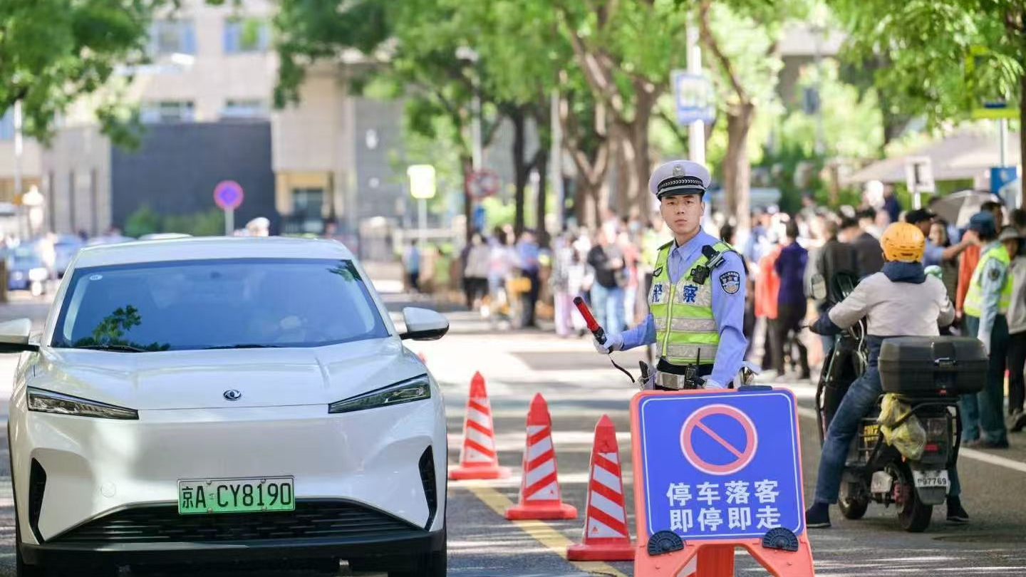 高考首日北京交管部门对14名考生提供紧急帮助