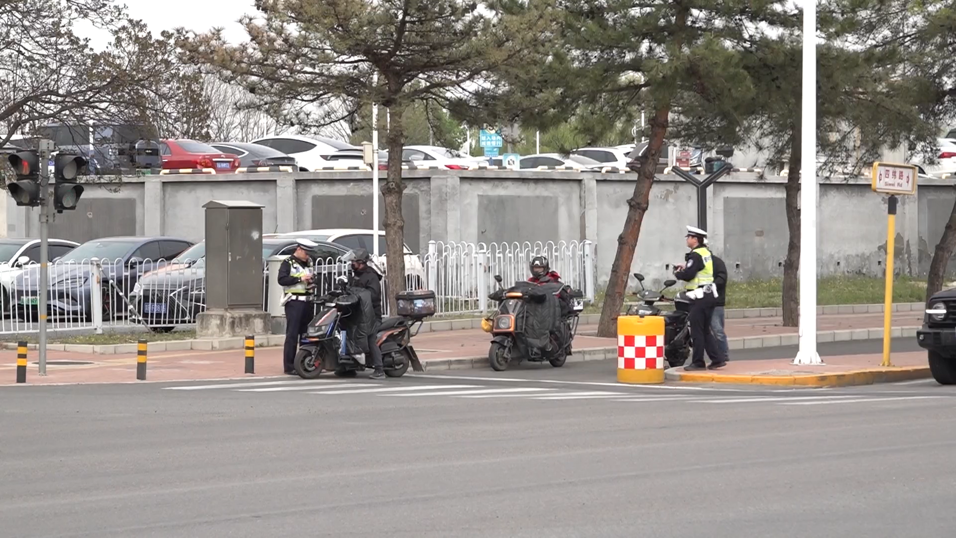 非机动车管理新规5月1日实施 首都机场公安强化执法宣传