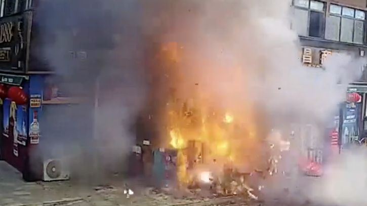 二楼随手一扔,楼下烟花摊秒变 “火海”,这些法律后果…… 二楼随手一扔,楼下烟花摊秒变 “火海”,这些法律后果……