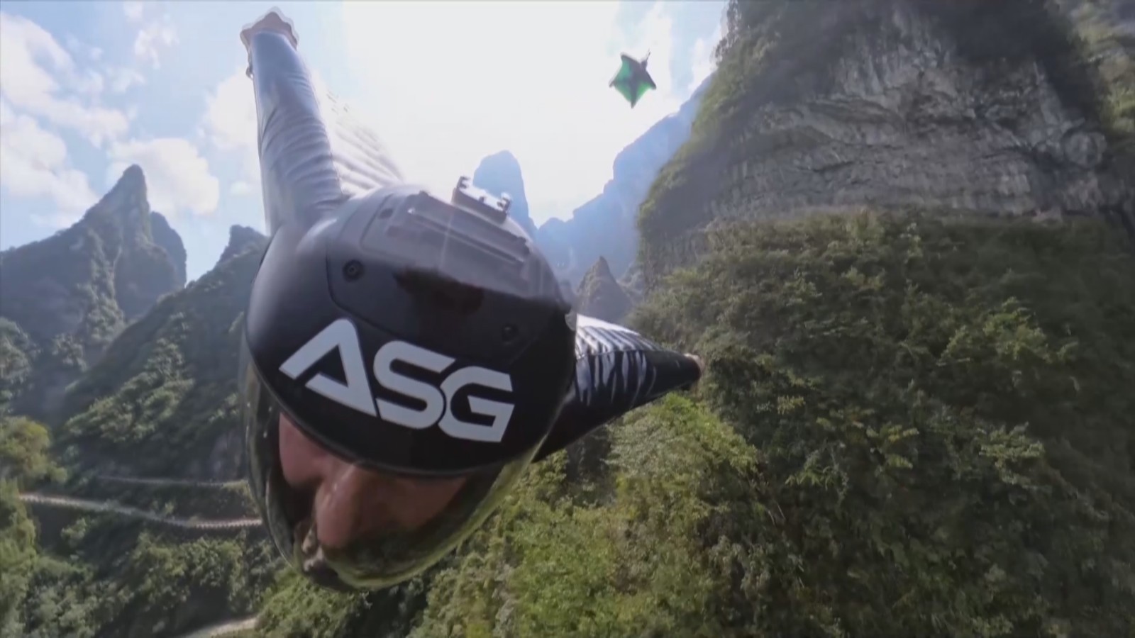 “空中飞人”决战张家界天门山 “空中飞人”决战张家界天门山