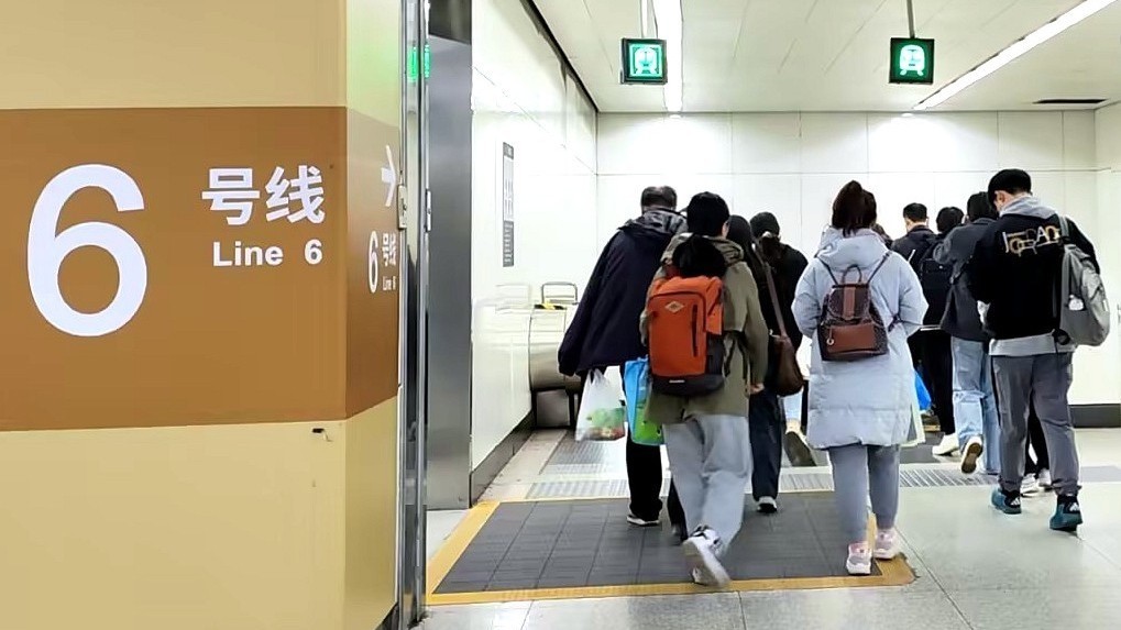 加装“新款”地垫 北京地铁让电扶梯运行更平稳