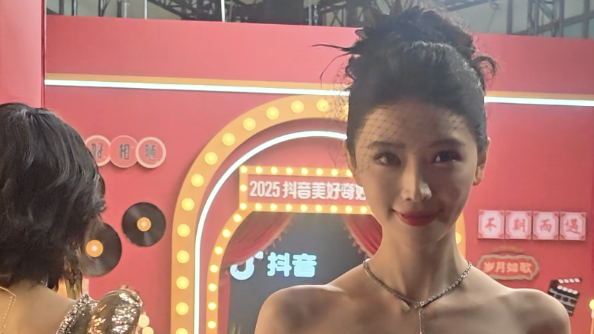 方圆、阿爆接连入场美好奇妙夜 记者收获到一朵花花