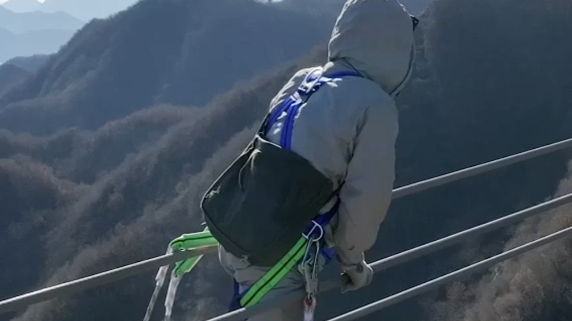 一年平均200天巡线检修，他们守护了北京的璀璨灯火！