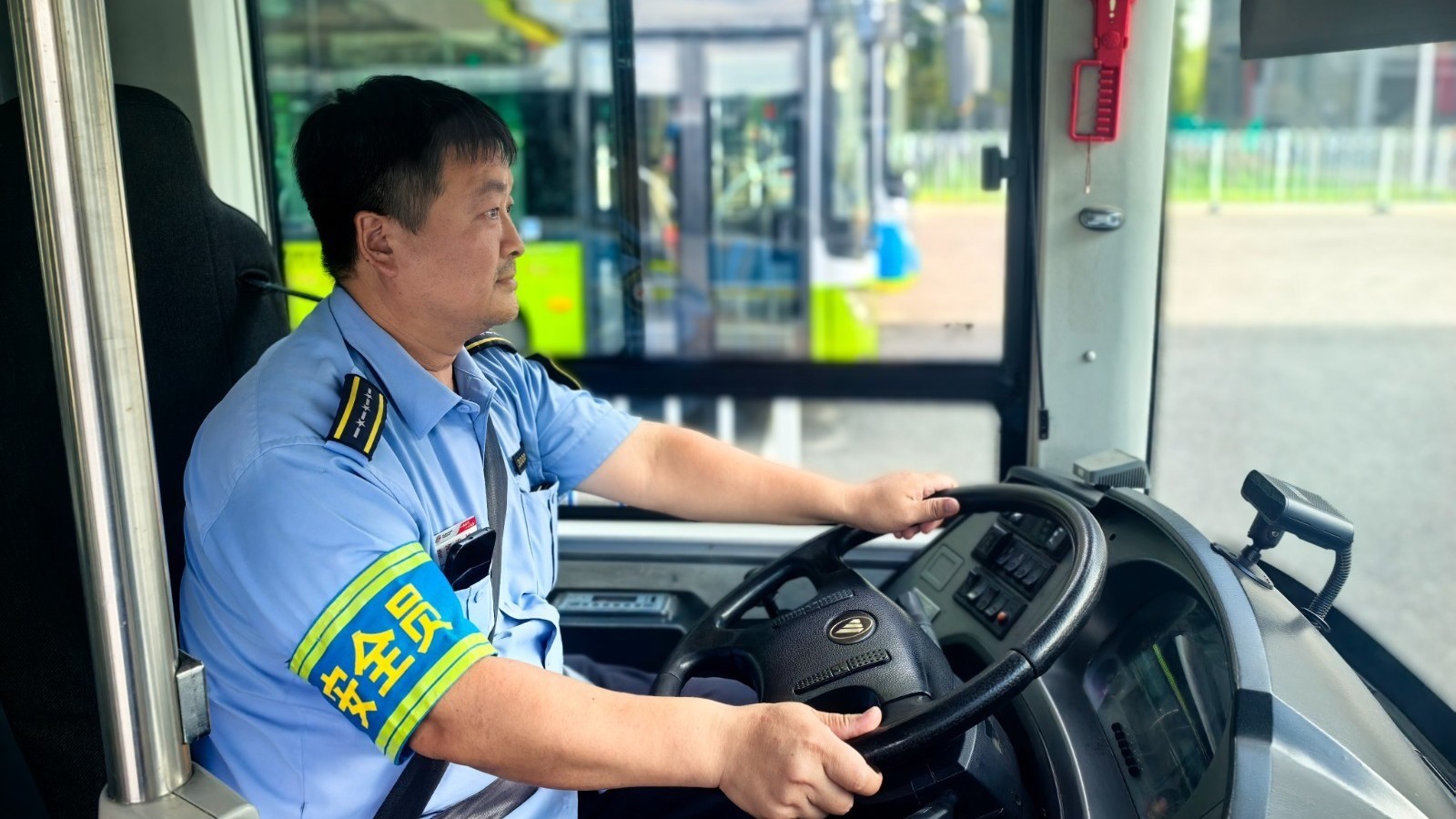 清晨街头暖心一幕 公交驾驶员及时搀扶倒地老人 清晨街头暖心一幕 公交驾驶员及时搀扶倒地老人