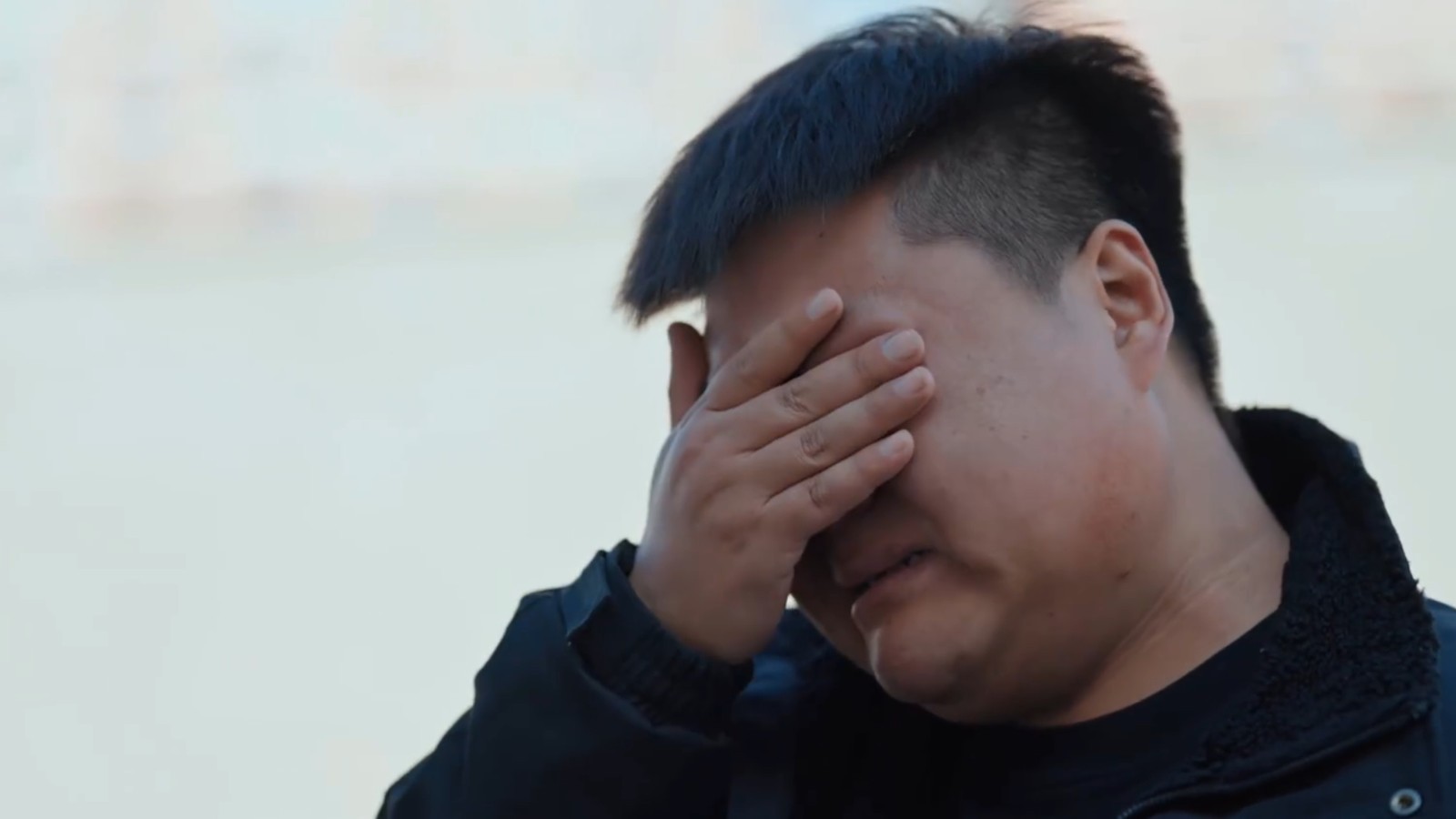 千万粉丝网红大圆哥重访打工旧地 看到之前摆摊的摊位爆哭