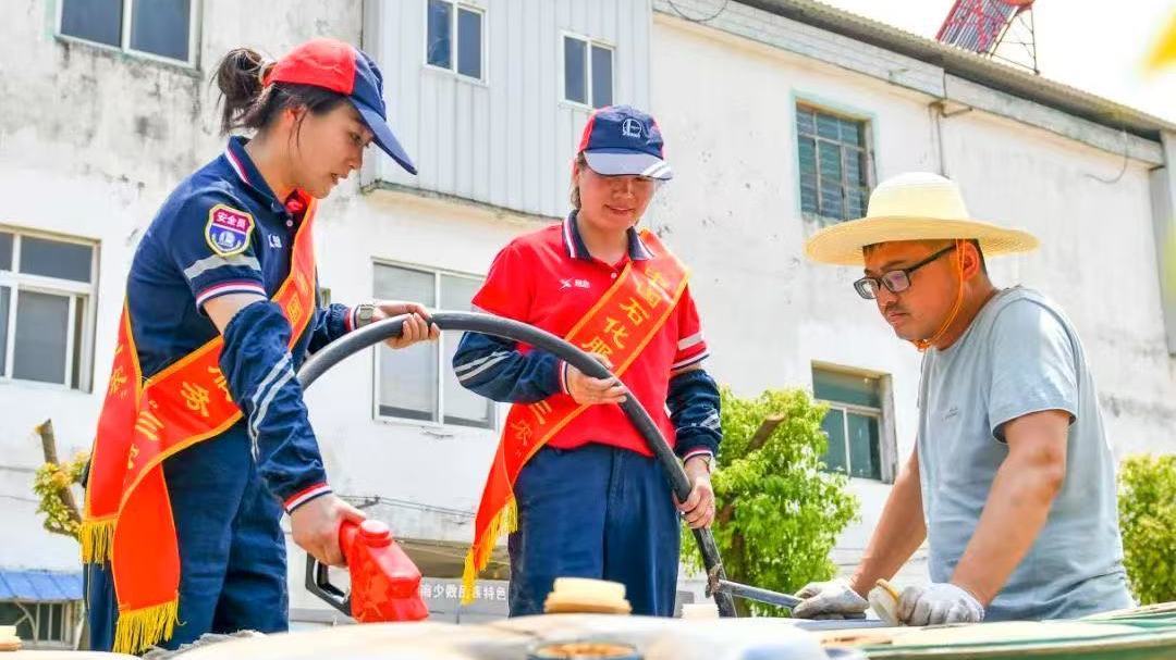 中国石化1.1万座加油站服务农机 助力“三夏” 中国石化1.1万座加油站服务农机 助力“三夏”