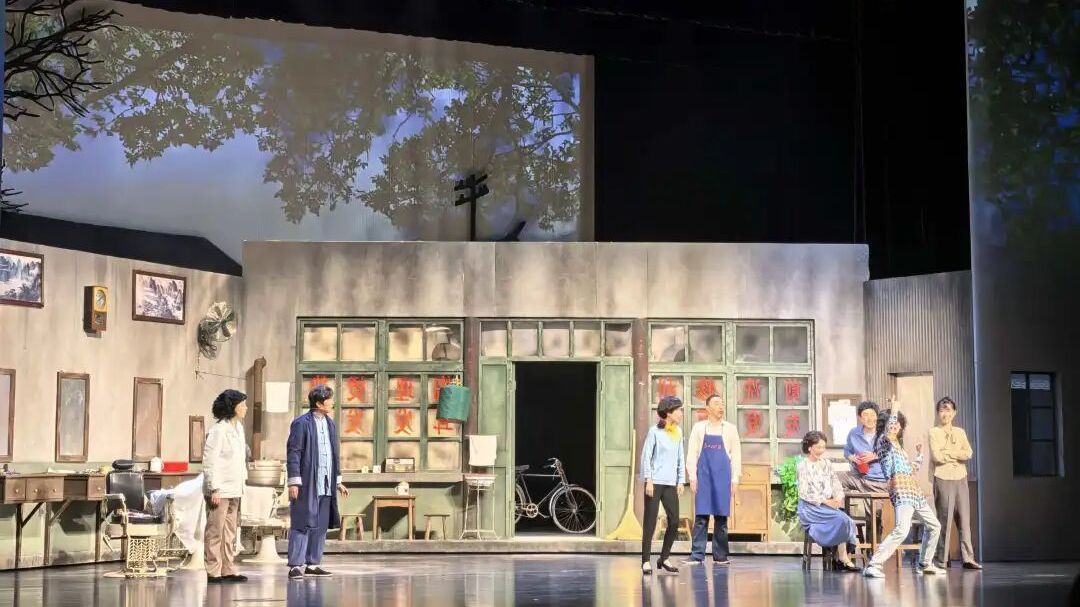 京味儿话剧《向阳理发馆》在北京电影学院怀柔校区热演 京味儿话剧《向阳理发馆》在北京电影学院怀柔校区热演