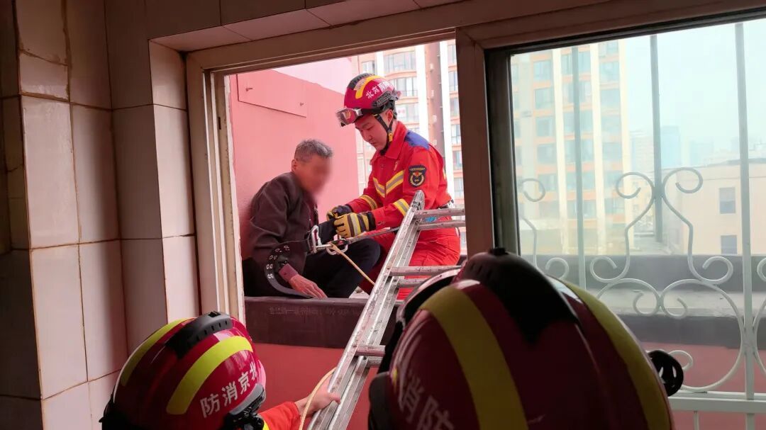住户一指窗户，社区工作者惊呆了！幸亏消防员及时赶到——