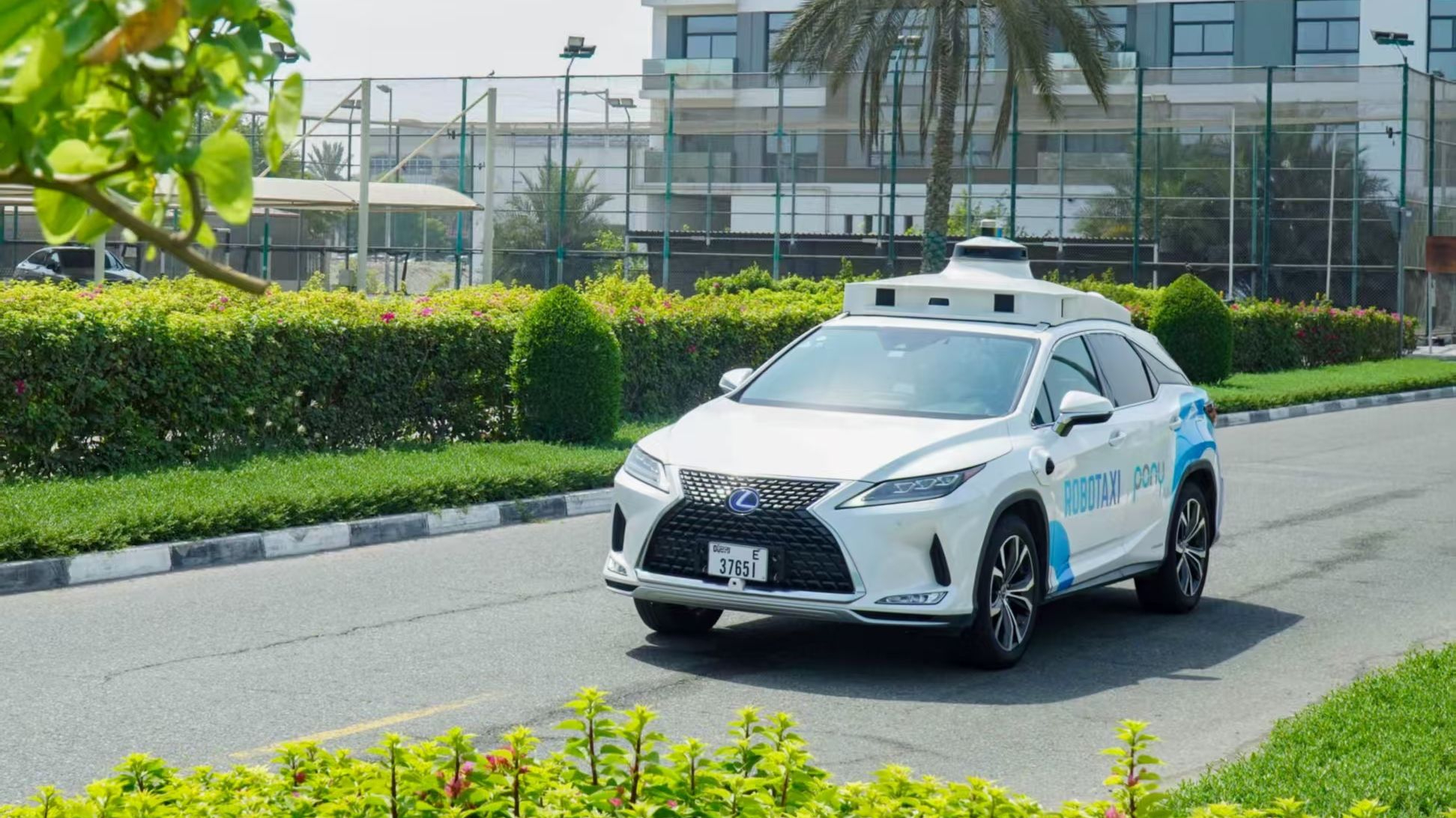 无人驾驶Robotaxi亮相中东！