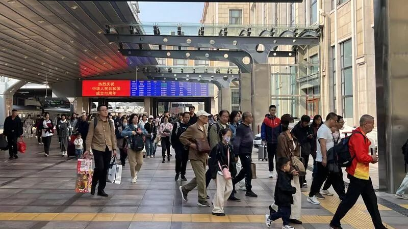 北京明日将迎小雨，双节假期北京8条地铁组网延时运营！