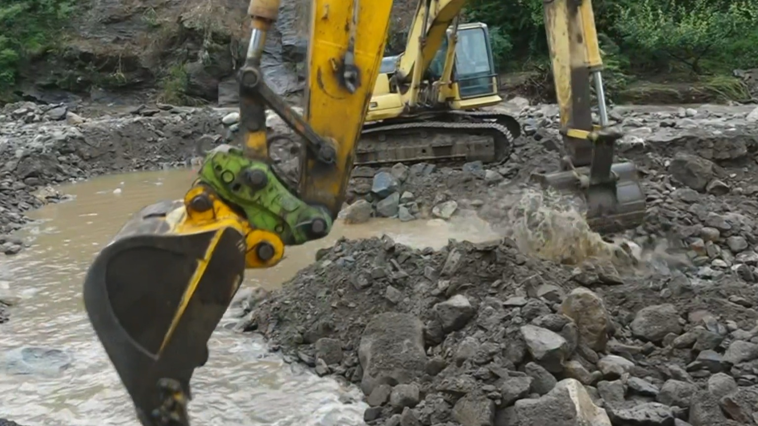 风雨最前线丨怀柔区琉璃庙镇受损道路正在抢通 部分村民已转移