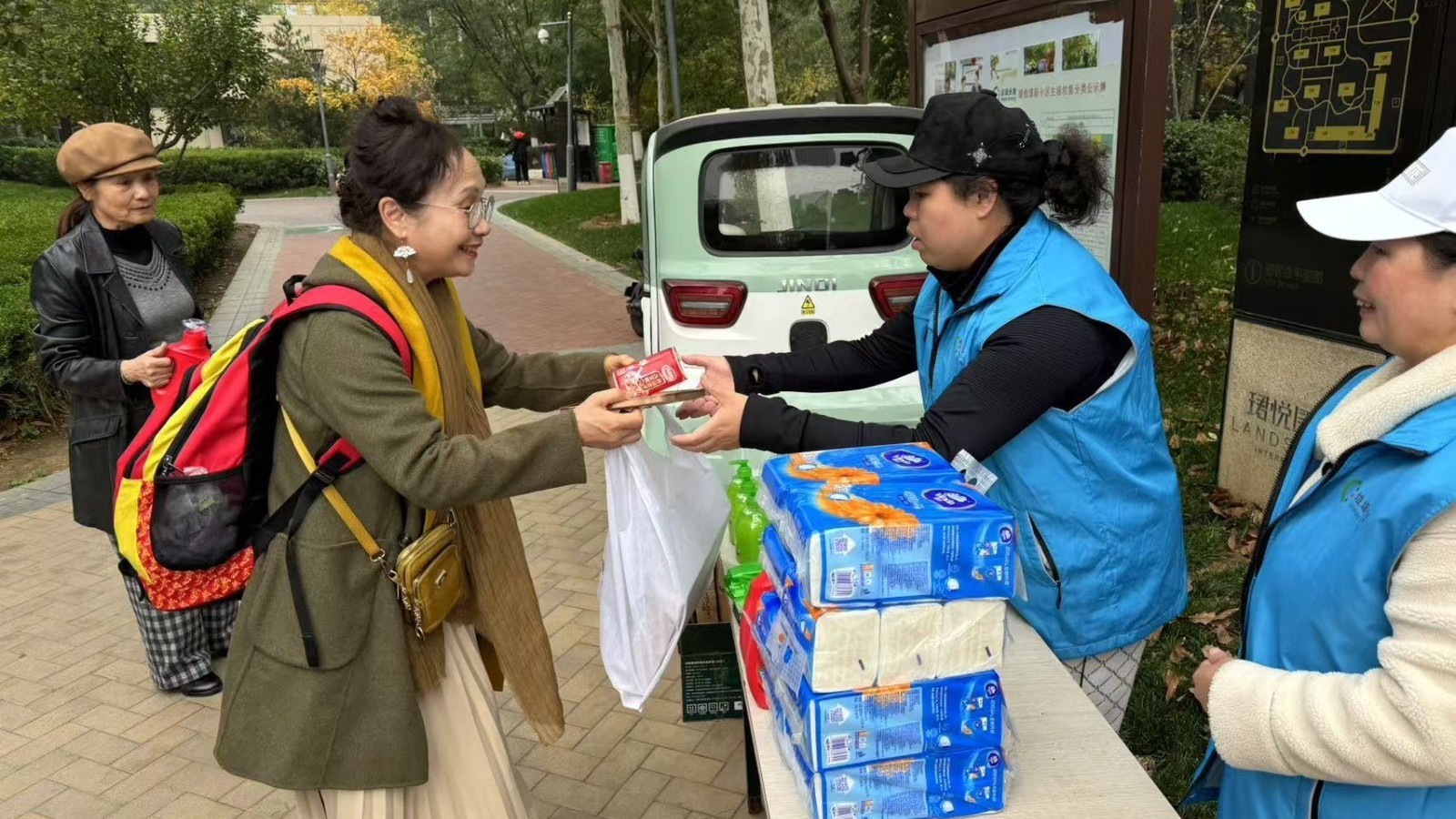 携手分类活动 释放绿色能量 携手分类活动 释放绿色能量